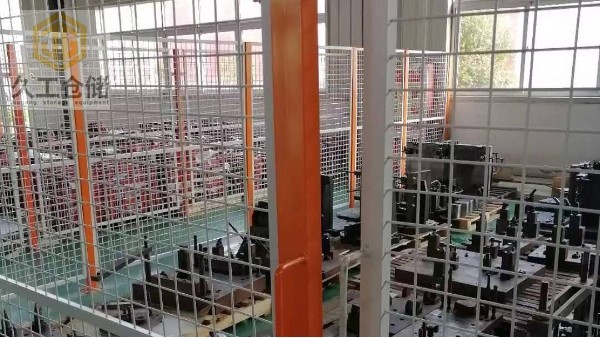 鐵絲防護網也稱鐵絲護欄網，鐵絲隔離網，鐵絲圍欄網，南京久工倉儲隔離網廠家