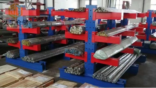 懸臂貨架展示，使用懸臂貨架有哪些運用特點？南京久工倉儲設備老分析，了解更多關注久工！